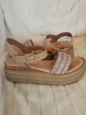 bernie mev PREMIUM. Tan Woven Strap Platform Sandals with Gold Buckle.